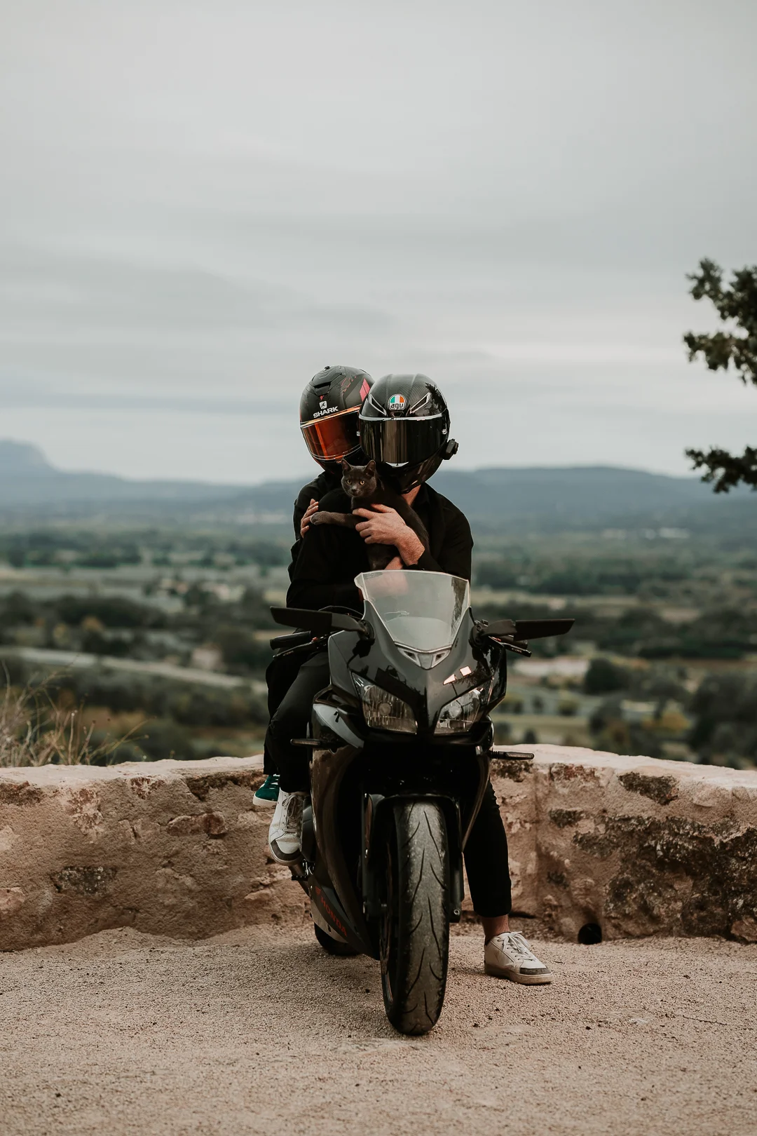 Couple avec leur chat et moto à Cadenet — Strioscopie lifestyle